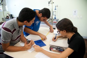 Estudantes trabalhando no laboratório de física experimental