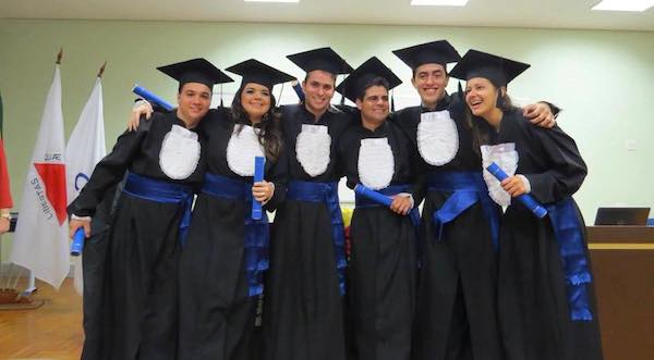 Participantes da primeira cerimônia de colação de grau da graduação, em 2014