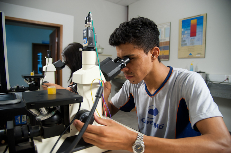 Estudantes em laboratório de metalurgia. Fonte: Divulgação.